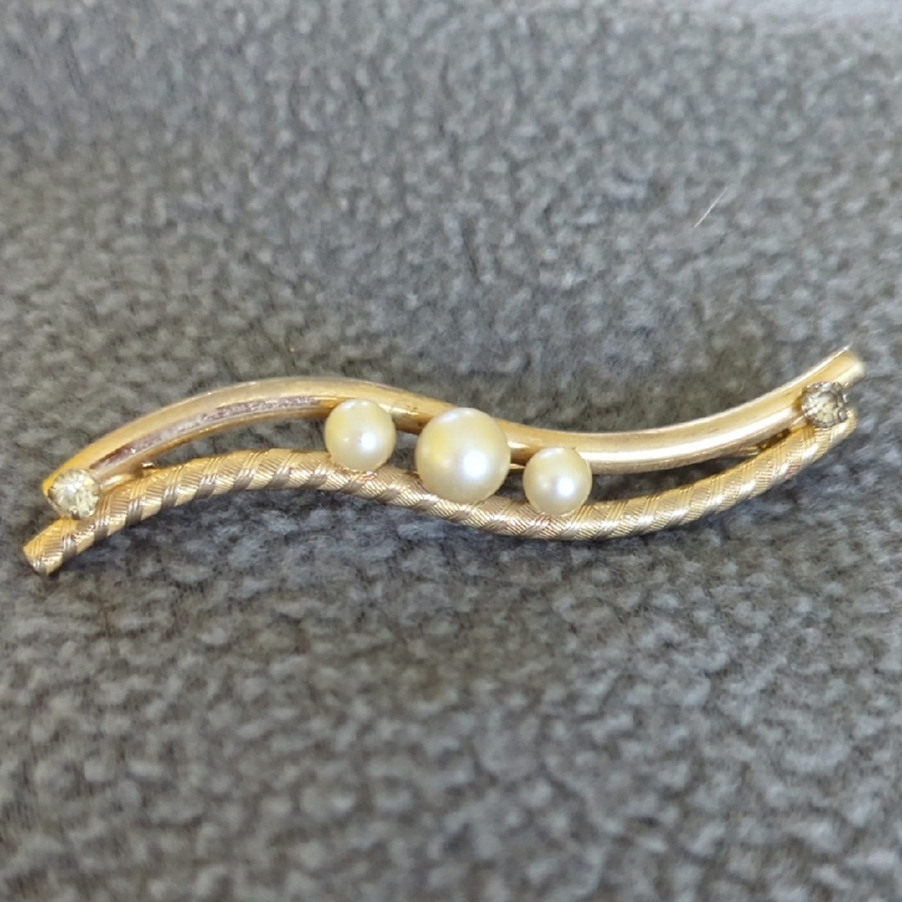 Vintage Brooch. Wavy Bar Design With Pearls And Rhinestones.
